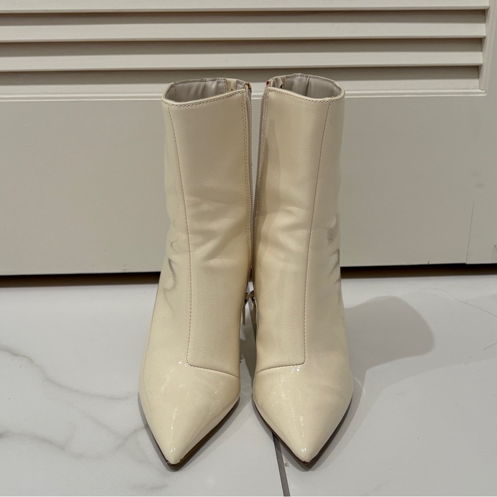 EXPRESS Women’s Pointed Heeled Ankle Boots in Off White Faux Leather Size 5